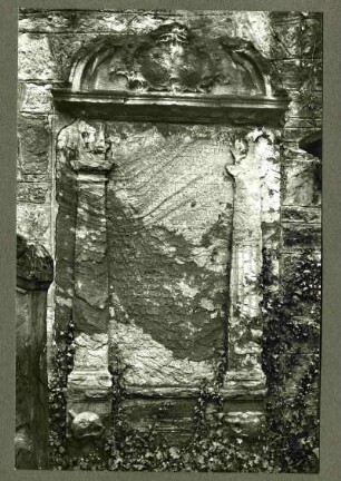 alter Friedhof. Grabstein eines Schaffners des Klosters Heilsbrück, 16. Jh.