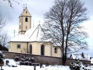 Ansicht von Osten mit Kirche über Kirchhofmauer (Wehrgang mit Steinbrüstung im 18 Jh abgetragen)