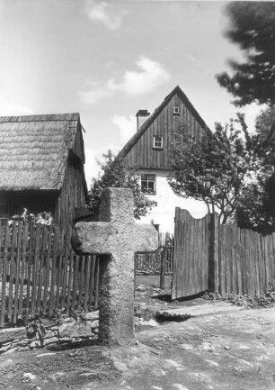 Steinkreuz : Posseck, Steinkreuz mit eingeritzter Jahreszahl 1773 oder 1778 auf dem Dorfplatz