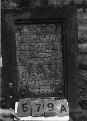 Grabstein 579 (Index: 99790965) Maße HxBxT: 146x73x50 cm Symbolik: nach unten gehaltene Fackeln: Grabstein 579A