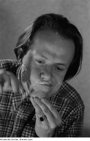 Roger Rössing beim Rasieren