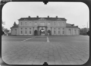 Gera-Untermhaus, Orangerieplatz 1. Orangerie (Kunstsammlung Gera, 1729-1732, 1748-1749; G. H. Krohne). Straßenfront