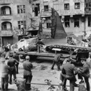 Erster Absturz eines amerikanischen Flugzeuges seit Beginn der Luftbrücke in der Handjerystraße in Berlin-Friedenau. Die beiden Piloten kamen ums Leben