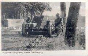 Soldaten mit Panzerabwehrgeschütz