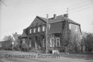 Poggenpohl 10: ehemaliges Zollhaus: traufständige Straßenfront: mit Mansarddach und mittigem Zwerchgiebel: Eingangstür zugemauert: links Nebengebäude Poggenpohl 12