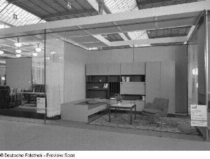 Jugendzimmer (Modell MT 900) : Ausstellungskojen mit Wohnzimmermöbeln (rechts: VEB Südthüringer Möbelwerke Themar)