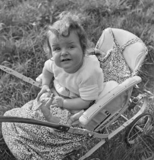 Kleinkind sitzt in einem Kinderwagen