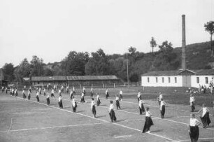 Sportfest von Arbeitersportlern, Kinder und Jugendliche während einer Massenübung mit Fahnen