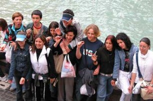 Rom - US-Schüler am Trevibrunnen : Touristen am Trevi-Brunnen in Rom, aufgenommen im April 2004