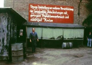 Werkstatt mit Transparent : Frohburg. Werkstatthof mit einer Losung an der Brandwand