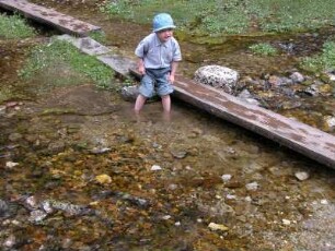 Inzell, Bayern, Urlauberkind am Schmelzerbach