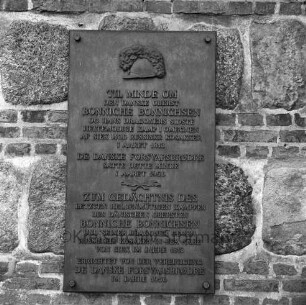 Friedenskirche: südliche Außenmauer mit Gedenkplatte für den dänischen Oberst Bonniche Bonnichsen