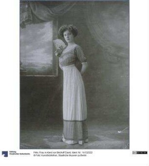 Frau in Kleid von Béchoff David