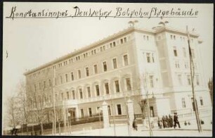 Gebäudeansicht des deutschen Generalkonsulates in Istanbul, fotografiert aus schräger Unterperspektive, Passanten vor dem Eingangsbereich