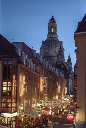 Frauenkirche : Blick von der Brühlschen Terrasse gegen die Frauenkirche während des Weihnachtsmarktes