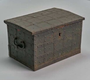 Holztruhe mit Eisenbändern beschlagen