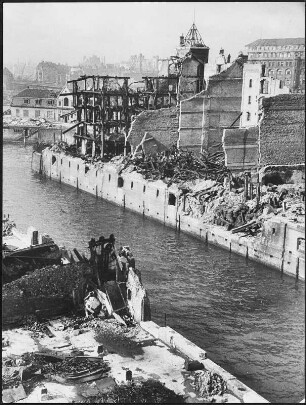 Hamburg. Hafen. Blick von der Kehrwieder-Spitze Richtung Baumwall. Die Speicher am Sandtorkai liegen in Trümmer. Resultat der Bombardierung Hamburgs im Jahr 1943