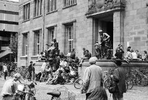 Freiburg im Breisgau: Studenten vor dem KG I