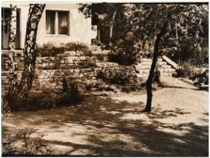 Garten Seydel, Berlin-Wannsee: Blick auf Trockenmauer und Treppe, Birke
