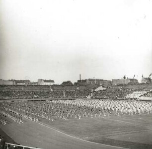 Berlin. I. Deutschlandtreffen der FDJ. Sportschau im Walter-Ulbricht-Stadion (Stadion der Weltjugend, 1992 abgerissen)
