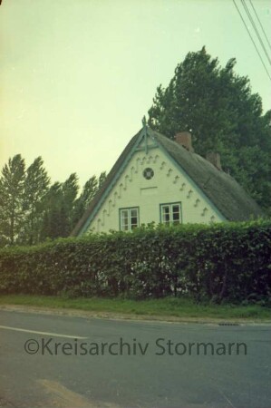 Sülfelder Straße 21: Kate mit Reetdach: Giebelseite