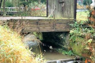 Brücke zur Mühle, Steinbogenbrücke, verkleidet