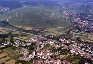 Schallstadt, Wolfenweiler: Ortsbild, Kirche und Ebringer Sommerberg