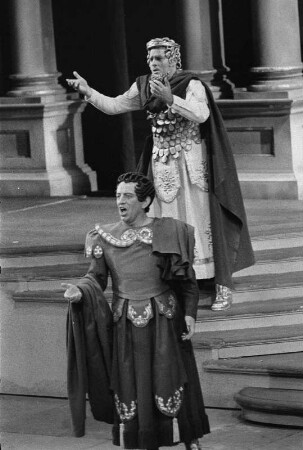 Szenenbilder aus der Oper "Idomeneo" von W. A. Mozart, Libretto G. Varesco, Regie C. Ebert, Dirigent A. Rother, mit E. Haefliger, H. Krebs, L. Rysanek, E. Grümmer, H. H. Nissen, J. Alexander. Städtische Oper Berlin, Premiere 27.01.1956