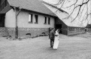 Hochzeit eines geistig behinderten Paares im evangelischen Projekt "Grünen Scheune" auf dem Landgut Grononfelde, Frankfurt/Oder - Brautpaar vor der Scheune