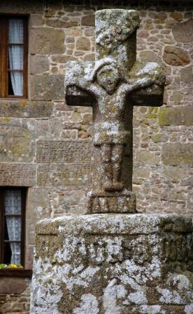 Frankreich. Bretagne. Ille et Vilaine. Broualan. Eglise. Dorfkiche. Calvaire