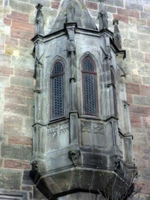 Abtshaus (Gotisch 14 Jh)-Traufseite Süd-Kapellenerker von Südwesten (Umbau Jahr 1521) mit (rekonstruierten) Butzescheiben sowie Ornamentik im Detail