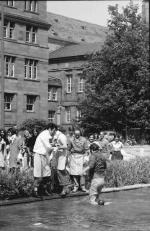 Freiburg: Teich vor der Mensa; Gautschen; Taufe der Druckereigesellen; Buchdruckereimeister