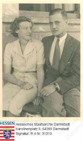 Ludwig Prinz v. Hessen und bei Rhein (1908-1968) / Porträt mit Ehefrau Margaret geb. Geddes in Schloss Wolfsgarten, sitzend, Kniestück