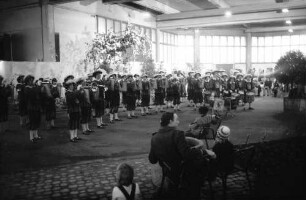Freiburg: Stadthalle, Blumen- und Gartenausstellung, Publikum und Ihringer Bläsergruppe