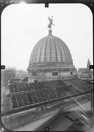 Dresden-Altstadt. Ausstellungsgebäude des Sächsischen Kunstvereins (1886-1893; K. Lipsius). Dach und Glaskuppel (sog. Zitronenpresse) mit Fama (um 1890; R. Henze)