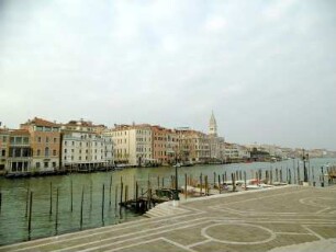 Venedig: Blick von Santa Maria della Salute zur gegenüberliegenden Insel mit Hausfassaden und Campanile von San Marco