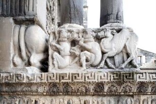 Abteikirche — Sockelrelief mit zwei gefesselten Affen und einem Kamel