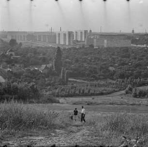 Blick vom Volkspark Prenzlauer Park auf Neubauten an der Storkower Straße, 1968. SW-Foto © Kurt Schwarz.