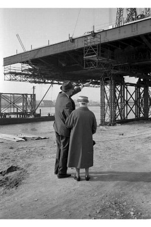 Bau der neuen Rheinbrücke Maxau.