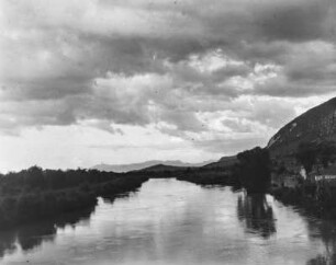 Abendstimmung mit Gewitterwolken am Rio Lerma : Blick über den Rio Lerma