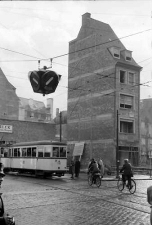 Freiburg: Neubau (schmales Haus), Bertoldsbrunnen, mit Ampel