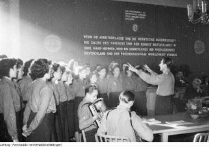 Parteidokumente an Landesleitung, 26. September 1951 & Tagung der Landesleitung der SED, Übergabe der neuen SED-Parteidokumente, 1951