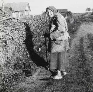 Alte Frau zwischen den Fronten. Russland, Mittelabschnitt, (Gorki/Mogilev, vor Smolensk) etwa 1943