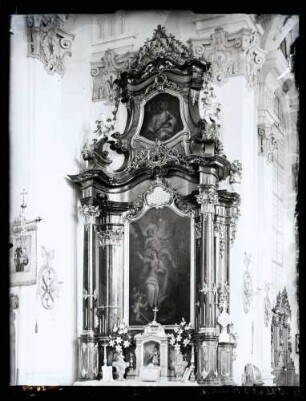Kirche; Linker Seitenaltar mit Kanzel