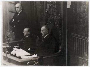 Der dritte Vizepräsident Walter Graef und Reichstagsdirektor Geheimrat Galle während einer Reichstagssitzung, Berlin. Reichstagsvizepräsident Walter Graef, Reichstagsdirektor Geheimrat Galle
