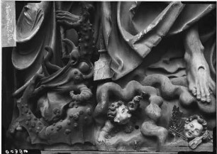 Niederrotweil Katholische Friedhofskirche Sankt Michael Geschnitzter Hochaltar von (1525/1530) Schrein Zwei Putten