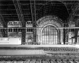 Hauptbahnhof (1893-1898; Ernst Giese, Paul Weidner). Südliche Bahnsteighalle. Blick vom Bahnsteig 3/4 über Bahnsteig 5 auf das Bogenfenster über dem östlichen Durchgang Wiener Platz - Bayrische Straße : Dresden-Altstadt, Am Hauptbahnhof 4. Hauptbahnhof (1893-1898; Ernst Giese, Paul Weidner). Südliche Bahnsteighalle. Blick vom Bahnsteig 3/4 über Bahnsteig 5 auf das Bogenfenster über dem östlichen Durchgang Wiener Platz - Bayrische Straße