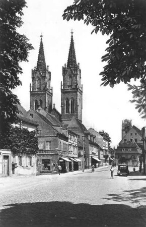 Oschatz. Altoschatzer Straße. Blick nach Nordosten gegen Türme der Stadtkirche St. Ägidien (1443/1464 und 1846/1849; C. A.v. Heideloff)
