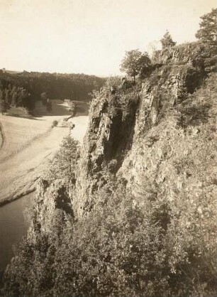 Zschopautal : Mittelsächsisches Hügelland. Felsklippe am rechten Zschopaugehänge unterhalb der Meinsbergere Papierfabrik. Blick talwärts