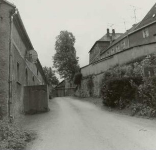 Lengenfeld-Plohn. Rittergut Plohn (nach 1804), auch Burg Plohn (nach1633). Straßenansicht mit Ringmauer